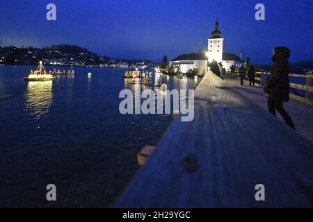 Der Weihnachtsmarkt „Schlösseradvent am Traunsee in Gmunden (Oberösterreich, Österreich) ist einer der schönsten Märkte in Österreich. - la „Schlöss Foto Stock