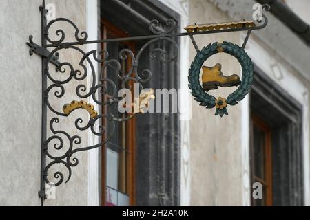 Altes Schild eines Schuhmakers auf dem Stadtplatz in Steyr, Österreich, Europa - Vecchio segno di un calzolaio sulla piazza della città di Steyr, Austria, Europa Foto Stock