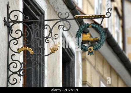 Altes Schild eines Schuhmakers auf dem Stadtplatz in Steyr, Österreich, Europa - Vecchio segno di un calzolaio sulla piazza della città di Steyr, Austria, Europa Foto Stock