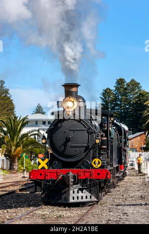 Il Cockle Train guidato da Engine RX 224, una locomotiva a vapore costruita nel 1915, parte dalla stazione di Victor Harbor in Australia Meridionale, Australia. Foto Stock