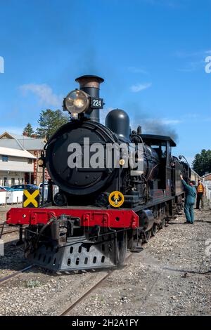 Il Cockle Train guidato da Engine RX 224, una locomotiva a vapore costruita nel 1915, parte dalla stazione di Victor Harbor in Australia Meridionale, Australia. Foto Stock