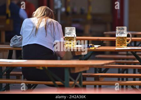 Biergarten im Olympiapark München in der Reihe 'Sammer in der Stadt' anstatt des abgesagten Oktoberfestes - Giardino della birra nell'Olympiapark Monaco di Baviera in t Foto Stock