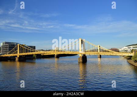 Pittsburgh, Pennsylvania, Stati Uniti. Ponti che attraversano il fiume Allegheny che riflettono il sole della prima sera. Foto Stock