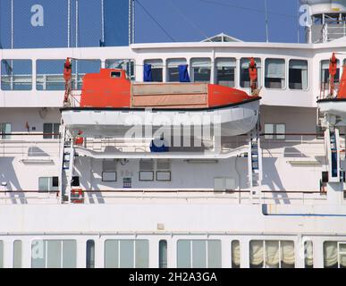 Scialuppa di salvataggio appesa a una grande nave Foto Stock