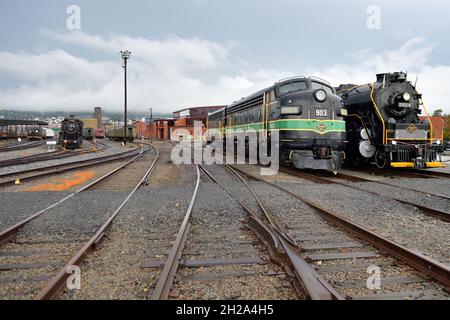 Scranton, Pennsylvania, Stati Uniti. Reading Railroad FP7 diesel e locomotiva a vapore in mostra presso il sito storico nazionale di Steamtown. Foto Stock