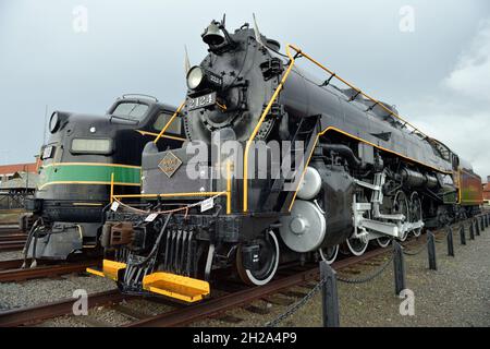 Scranton, Pennsylvania, Stati Uniti. Reading Railroad FP7 diesel e locomotiva a vapore in mostra presso il sito storico nazionale di Steamtown. Foto Stock