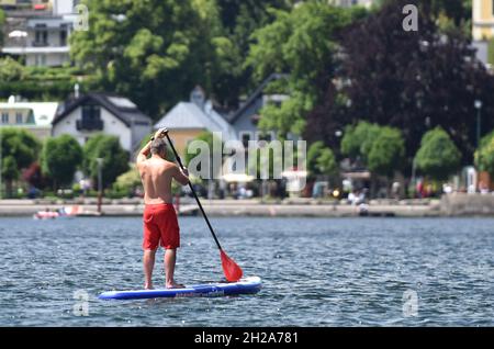 Stand-Up-Paddler am Traunsee, Österreich, Europa - Stand-up Paddlers sul lago di Traunsee, Austria, Europa Foto Stock