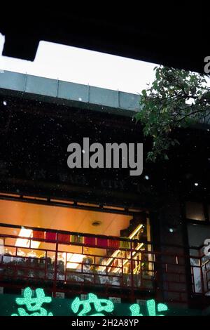 Giornata piovosa per le strade di New Chinatown, Chicago | Urban City Foto Stock