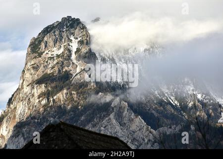 Der Traunstein - ein markanter Berg im Salzkammergut (Oberösterreich, Österreich) - il Traunstein - una montagna impressionante nel Salzkammergut (alta A. Foto Stock