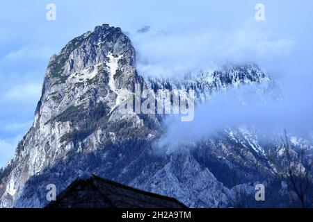 Der Traunstein - ein markanter Berg im Salzkammergut (Oberösterreich, Österreich) - il Traunstein - una montagna impressionante nel Salzkammergut (alta A. Foto Stock