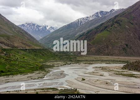 L'ampio letto del fiume Chandra Bhaga Foto Stock