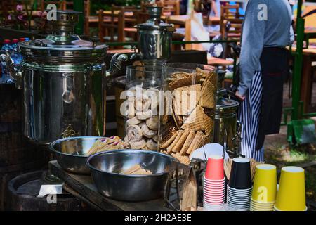 Festa rustica con samovar, biscotti e marmellata nel parco Foto Stock