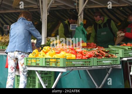 Corona-Krise - Auf dem Wochenmarkt in Gmunden (Oberösterreich, Österreich, Europa) wird genau auf den abstand von einem Meter und die Mund-Nasen-Schut Foto Stock
