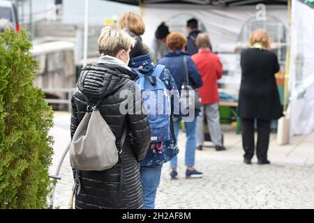 Corona-Krise - Auf dem Wochenmarkt in Gmunden (Oberösterreich, Österreich, Europa) wird genau auf den abstand von einem Meter und die Mund-Nasen-Schut Foto Stock