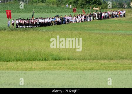 Fronteichnamsprozession in Rüstorf, Schwanenstadt (Bezirk Vöcklabruck, Oberösterreich, Österreich) - processione del Corpus Christi in Rüstorf, Schwanensta Foto Stock