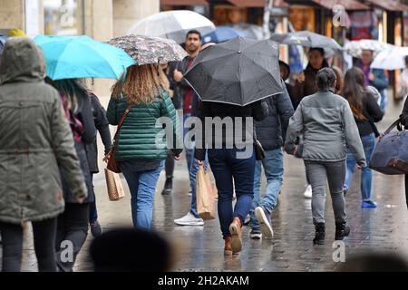 Viele Regenschirme in einer Fußgängerzone in München (Germania) - molti ombrelloni in una zona pedonale a Monaco (Germania) Foto Stock