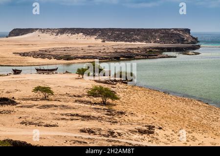 Paesaggio vicino al Parco Archeologico Sumhuram con le rovine dell'antica città Khor Rori vicino Salalah, Oman Foto Stock