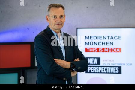 Monaco di Baviera, Germania. 20 Ott 2021. Stefan Sutor, Managing Director di Medien.Bayern GmbH, ha fotografato durante una sessione fotografica. Secondo il motto "nuove prospettive", il 35° Medientage si svolgerà a Monaco dal 25-29 ottobre 2021. (A dpa 'nuove prospettive: Monaco Media Days Sound out the Future of the industry') Credit: Sven Hoppe/dpa/Alamy Live News Foto Stock