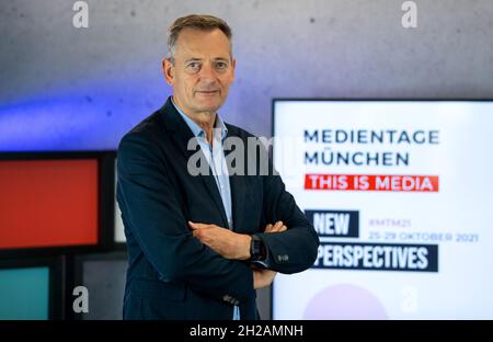 Monaco di Baviera, Germania. 20 Ott 2021. Stefan Sutor, Managing Director di Medien.Bayern GmbH, ha fotografato durante una sessione fotografica. Secondo il motto "nuove prospettive", il 35° Medientage si svolgerà a Monaco dal 25-29 ottobre 2021. (A dpa 'nuove prospettive: Monaco Media Days Sound out the Future of the industry') Credit: Sven Hoppe/dpa/Alamy Live News Foto Stock