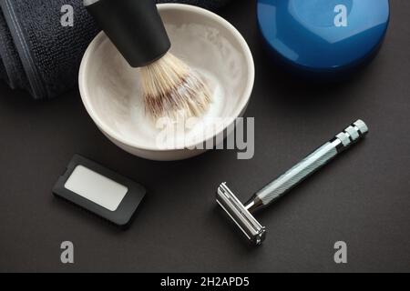 Set di accessori per la rasatura bagnata classica da uomo su sfondo nero. Foto Stock