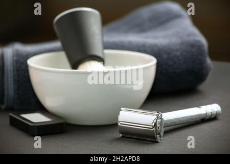 Set di accessori per la rasatura bagnata classica da uomo su sfondo nero. Foto Stock