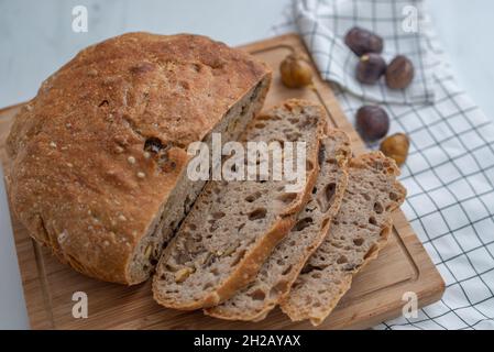 pane integrale di segale con castagne su un tavolo Foto Stock