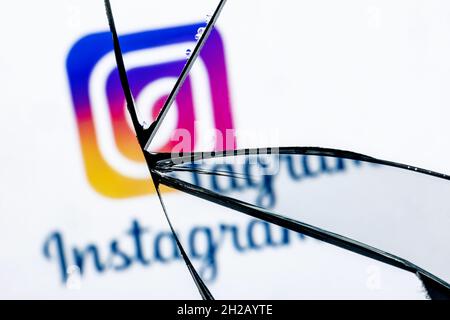 Logo del social network Instagram in riflesso di uno specchio rotto. Il concetto di problemi nel lavoro di Instagram. Foto Stock