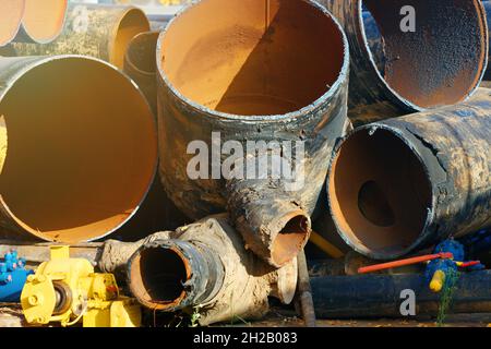 Rottami di metallo. I vecchi tubi di gassificazione usati sono tagliati a pezzi e si trovano in un mucchio. Utilizzazione e trattamento dei rifiuti metallici. Foto Stock