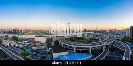 Bel ponte nanpu al tramonto, attraversa il fiume huangpu, Shanghai, Cina. Foto Stock