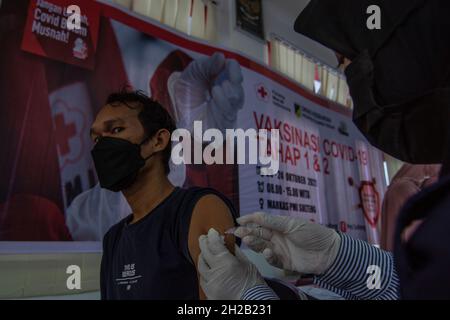 Palu, Sulawesi Centrale, Indonesia. 21 ottobre 2021. Il governo indonesiano continua ad accelerare il programma di vaccinazione del Covid-19 verso zone remote per raggiungere l'obiettivo del 80% delle persone vaccinate entro la fine di dicembre 2021. Questo sforzo è supportato dall'assistenza vaccinale astrazeneca fornita da Giappone e Australia fino a 1.7 milioni di dosi. (Credit Image: © Adi PranataZUMA Wire) Foto Stock