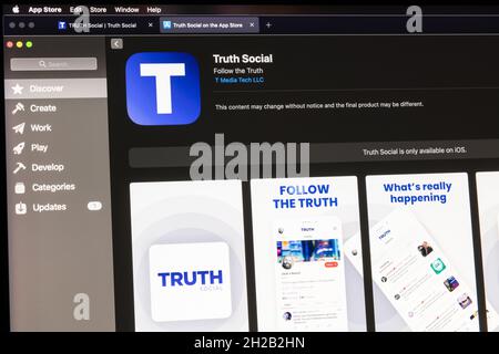 Seattle, Stati Uniti. 20 ottobre 2021: Un monitor Apple computer illuminato con truthsocial.com lista d'attesa iscriversi. All’inizio dell’epoca l’ex presidente degli Stati Uniti Donald Trump ha annunciato il lancio di una nuova società di media. Il gruppo Trump Media & Technology avrà una propria piattaforma di social media ed è previsto per il lancio all'inizio del 2022. Credit: James Anderson/Alamy Live News Foto Stock