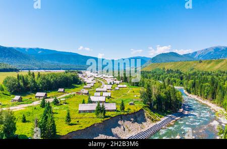 Bellissimo villaggio di Hemu con paesaggio naturale in Xinjiang, montagna verde e foresta con fiumi. Il villaggio di Hemu è una famosa destinazione di viaggio in China.Aer Foto Stock