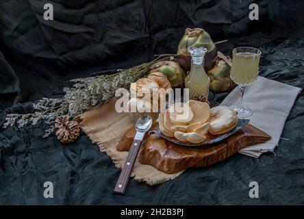 Sbucciare la palma e il succo di palma fresco davanti allo sfondo scuro. Messa a fuoco selettiva. Foto Stock