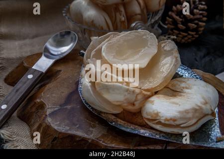 Pelare il palmo toddy davanti allo sfondo scuro. Messa a fuoco selettiva. Foto Stock