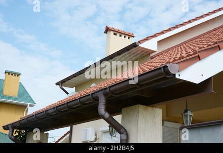 Vista ravvicinata sulle aree del tetto della Casa per impermeabilizzazione Rain Gutter Outdoor. Grondaia domestica, grondaie, sistema di grondaia di plastica, grondaia & tubo di drenaggio Foto Stock