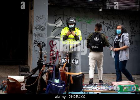 Bogota, Colombia, 20 ottobre 2021. Un ufficiale di polizia Riot della Colombia durante una protesta contro gli atti e le leggi del governo della Colombia in congresso. A Bogotà, Colombia, il 20 ottobre 2021. Foto Stock