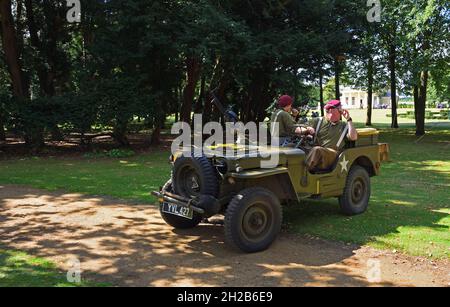 Jeep della seconda Guerra Mondiale con autista e passeggero in uniforme. Foto Stock