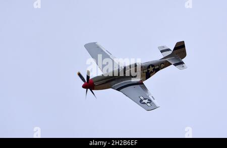 LITTLE GRANSDEN, CAMBRIDGESHIRE, INGHILTERRA - 29 AGOSTO 2021: Vintage North American P-51 Mustang Aircraft in volo. Foto Stock