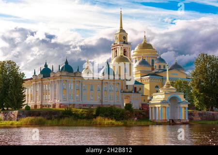 Paesaggio di viaggio. Monastero di Nilo-Stolobensky nella regione di Tver, Ostashkov, Russia. Estate soleggiata vista Foto Stock