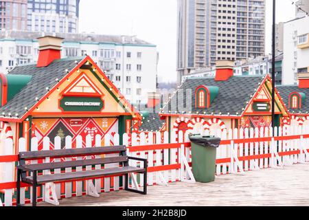 Kiev, Ucraina - 13 gennaio 2021: Pista di pattinaggio di strada alla fiera di Natale. Vacanze di Natale a Palace Ucraina Foto Stock