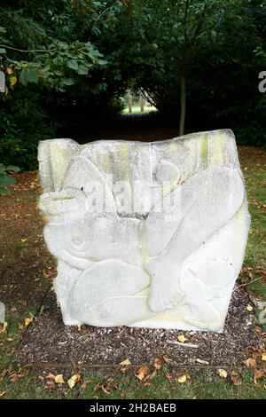 Figura di pietra nel giardino della scultura a Burghley House, Stamford, Inghilterra. Foto Stock