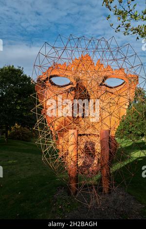 "Vertical Face II" di Rick Kirby, nel giardino della scultura di Burghley House, Stamford, Inghilterra. Foto Stock