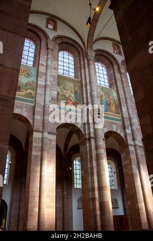 Da vicino la vista interna della Cattedrale di Speyer, chiamata anche Basilica della Cattedrale Imperiale dell'Assunzione e Santo Stefano Foto Stock