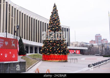 Kiev, Ucraina - 13 gennaio 2021: Pista di pattinaggio di strada alla fiera di Natale. Vacanze di Natale a Palace Ucraina Foto Stock