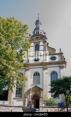 Primo piano della vista interna di una chiesa e di un altare europei ornati Foto Stock