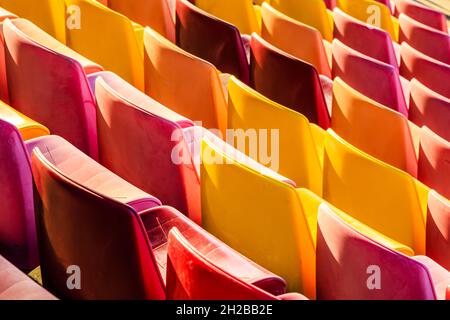 Sedie di plastica vuote nello stadio. Foto Stock