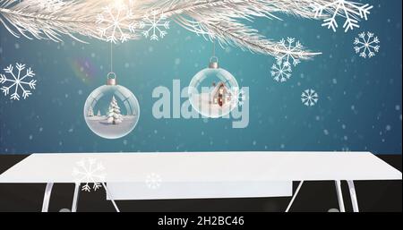 Immagine della neve che cade su abete con baubles Foto Stock