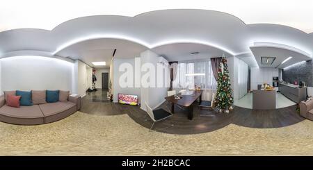 Visualizzazione panoramica a 360 gradi di MINSK, BIELORUSSIA - DICEMBRE 2018: Panorama completo sferico senza giunture hdri 360 all'interno del soggiorno in appartamento con divano e tv e albero di natale