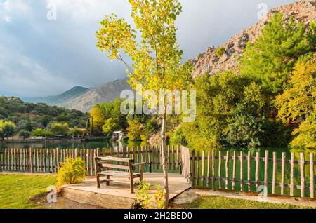 Lago di Zaros o Votomos, il lago artificiale situato sulle pendici meridionali di Psiloritis a breve distanza dal villaggio di Zaros. Foto Stock