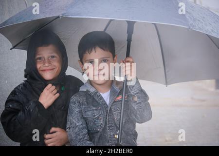 Un ritratto di un dolce bambino rifugiato nel campo. Rifugiati siriani. Foto Stock